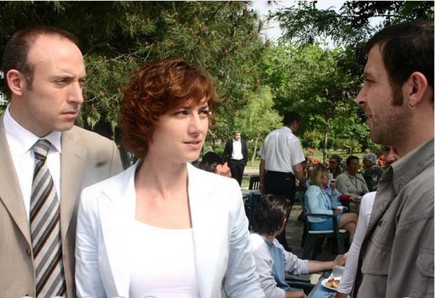 ALYE  Aliye, barollerini Sanem elik, Nejat ler, ve Halit Ergen&#8217;in paylat ve ynetmenliini ise Kudret Sabanc'nn stlendii, iki ocuu arasnda kalan gen gzel bir kadnn dramn ve hayatla mcadelesini anlatan televizyon dizisi.