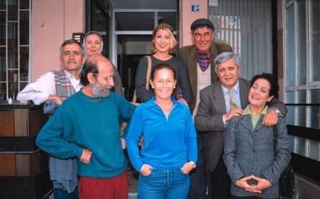 BZMKLER  Bizimkiler, 1989-2002 yllar arasnda 13 yl kesintisiz olarak yaynlanm, Trk televizyonculuk tarihinin en uzun sren dizisidir.