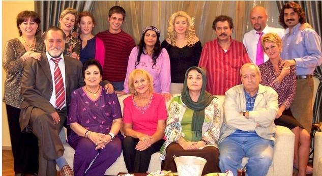 BZM EVN EVLER  Bizim Evin Halleri 14 ubat 2000 tarihinde TRT 1'de yayn hayatna balad. Hafta ii her gn yaynlanan dizi TRT 1'de 1218 blm srd. lk sezonlarda 15 dakika civar sren dizi sabah kuanda yaynlanyordu. Dizi aile komedisi konseptindeydi.