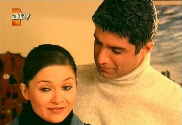 ASMALI KONAK  Asmal Konak, 2002 ile 2003 yllar arasnda atv'de yaynlanan Trk duygusal dram dizisidir. Bahar stanbullu brokrat bir ailenin kzdr. New York'taki sanat eitimini tamamlarken Seymen ile tanr.