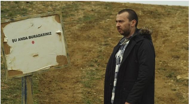 LEYLA LE MECNUN  Leyla ile Mecnun, Eflatun Film tarafndan yaplp TRT 1'de 3 sezon yaynlanan ve final yapamadan yayndan kaldrlan absrt komedi trndeki Trk televizyon dizisi.