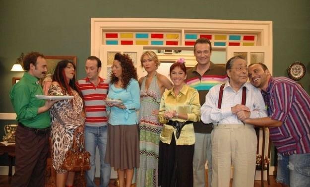 AVRUPA YAKASI  Avrupa Yakas, Sinan etin'in yapmcln ve Glse Birsel'in senaryosunu stlendii bir durum komedisidir. Plato Film stdyolarnda ekilen dizinin ilk blm 11 ubat 2004 tarihinde atv ekranlarnda gsterime girdi.