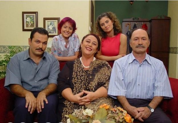 EN SON BABALAR DUYAR  En Son Babalar Duyar, 2002'de yayna balayan durum komedisi trnde bir televizyon dizisi. Yapmcln Mint Prodksiyon'un stlendii dizinin ynetmenliini Sibel Kocata yapt, senaryosunu Murat Aras yazd.