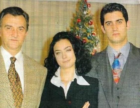 KARA MELEK  Kara Melek 1997 yapm, dram/macera trnde Star TV'de yaynlanan, barollerini Sanem elik, Ece Uslu, Mustafa Alabora ve Zerrin Arba'n oynad televiyon dizisidir. Kara Melek yaynland dnemlerde yksek rating alan bir dizi olmutur