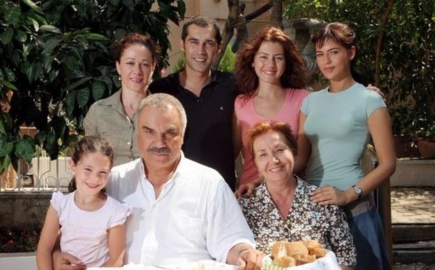 YAPRAK DKM  Reat Nuri Gntekin&#8217;in yaprak dkm adl eserinden gnmze uyarlanm dizi. &#8220;Her aile bir aatr. Sonbahara hazr msnz?&#8221; sloganyla yayna giren dizinin barollerini Halil Ergn, Gven Hokna, Bennu Yldrmlar, Tolga Karel, Deniz akr, Gke Bahadr, Fahriye Evcen paylamt.