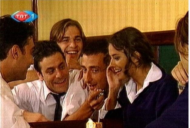 KOUM BENM  Tark Akan, Ebru Cndbeyolu, Sevil stekin, Zihni Gktay, Ozan Gven ve Yunus Gne&#8217;nin barollerini paylat dizi 2002-2004 yllar arasnda yaynlanmt.