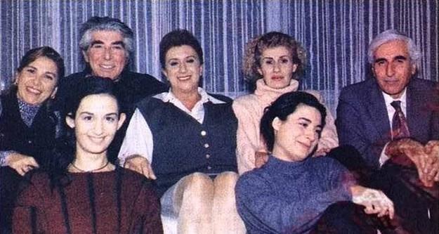 EHNAZ TANGO  ehnaz Tango, barollerini Perran Kutman ve Erdal zyaclar'n paylat 1994'te yayna giren televizyon dizisidir. 3 Ekim 1994 Perembe akam Show TV'de "Sevgi ve Akn Dans" sloganyla yayna girdi.