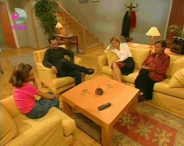 EVDEK YABANCI  Evdeki Yabanc Yapmcln Abdullah Ouz, ynetmenliini mm Burhan ve Erdoan Engin'in yapt barollerinde Berna Lain, Tardu Flordun,Oya Aydoan ve Aliye Uzunataan'n paylat 12 Eyll 2000 ile 05 ubat 2002 tarihleri arasnda Kanal D'de yaynland.