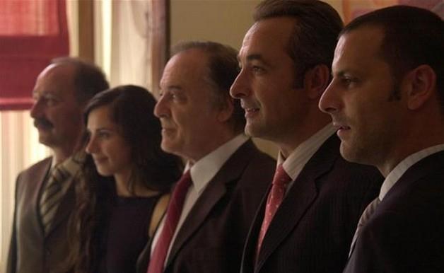 BR STANBUL MASALI  Bir stanbul Masal, 2003-2005 yllar arasnda ynetmenliini mr Atay'n yapt ATV'de yaynlanm Trk dizisidir. Barollerde Mehmet Aslantu, Ozan Gven ve Ahu Trkpene oynamtr. Dizinin senaryo yazarlar Gaye Boralolu, Nee en'dir.