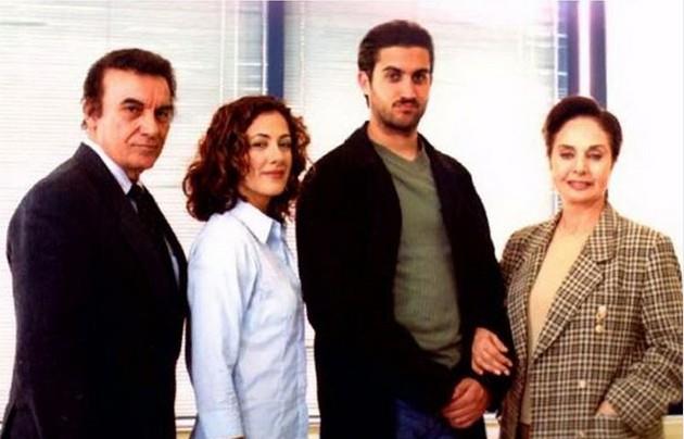 YILAN HKAYES  Ylan Hikyesi, Memet Ali Alabora ve Meltem Cumbul'un baroln paylat 1999-2002 arasnda Kanal D'de gsterilmi televizyon dizisidir.