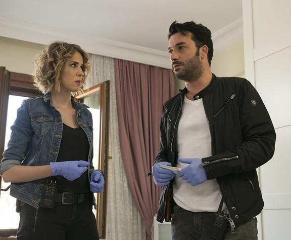 FET operasyonlarnn ilendii Arka Sokaklar'n son yaynlanan blmnde Rza Baba'nn ekibinde yer alan Hakan Komiser'in rgte hizmet ettii ortaya kt.