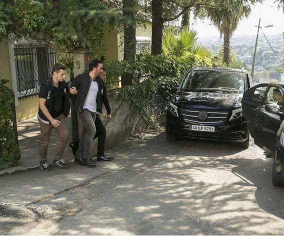 HAKAN KOMSER FET'C IKTI    Bu soru dizinin son yaynlanan blmnde cevap buldu. Rza Baba'nn ekibinde yer alan Hakan Komiser'in rgte hizmet ettii ortaya kt.