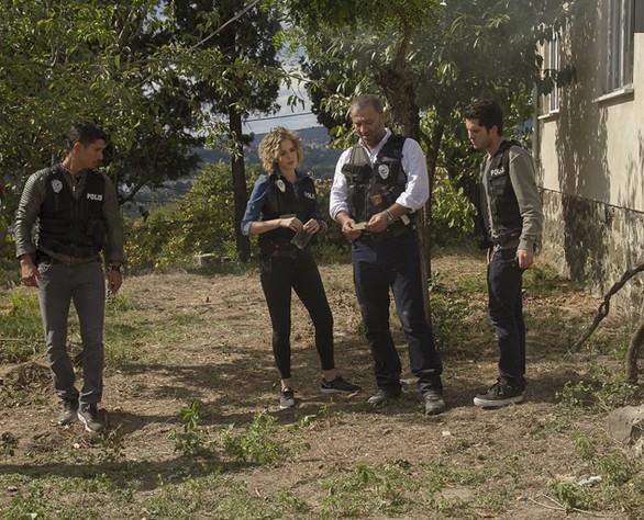 YNETMEN MESAJI VERMT    Trkiye'nin birlik ve btnlne ynelik darbe giriiminden sonra Arka Sokaklar'n zaman zaman bu konuya atfta bulunmas izleyiciler tarafndan olumlu karlanmt.