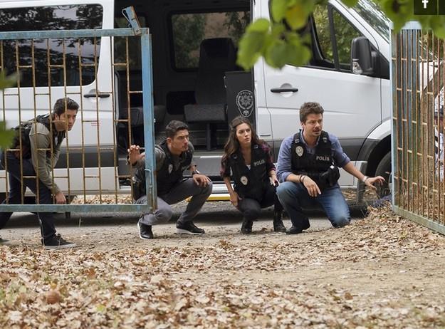 Trk televizyon tarihinin en uzun soluklu dizilerinden biri olan Arka Sokaklar'n son yaynlanan blmne Fethullah Terr rgt'ne gndermede bulunuldu.