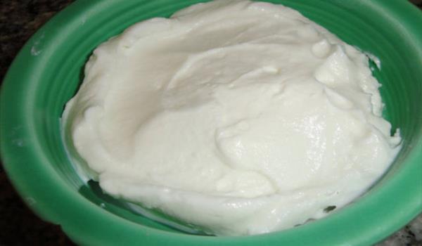 <p><b>YOURTTAK DOST BAKTERLER BAIIKLIK SSTEMN GLENDRYOR </b></p>  Yourt, hastalk ve enfeksiyonla savata rol oynayan T hcrelerini daha gl ve aktif hale getiriyor. Yourdun iindeki dost bakteriler ise mikroplarla savaarak baklk sistemini glendiriyor.