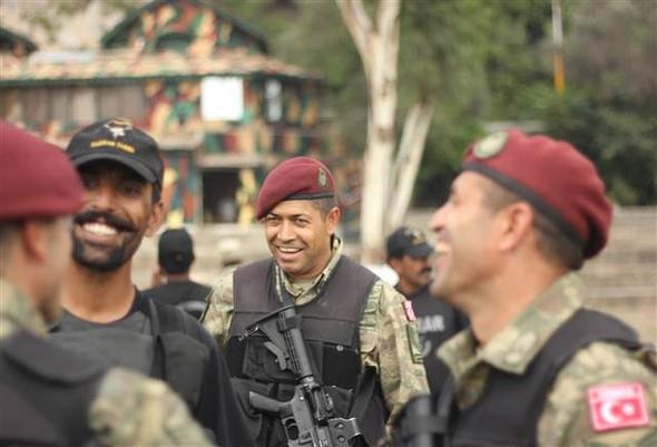 FET'nn 15 Temmuz darbe giriimi srasnda zel Kuvvetler Komutanln (KK) ele geirmek isteyen cuntac general Semih Terzi'yi vurarak darbenin nlenmesinde nemli rol oynayan ehit Astsubay mer Halisdemir'in Pakistan'da katld tatbikatn fotoraflar ortaya kt.