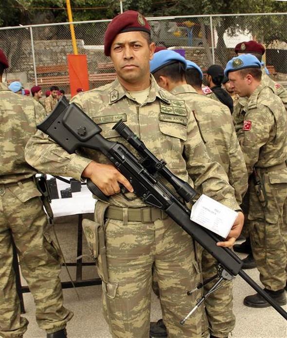 KK mensubu bir uzman avu tarafndan kaydedilen grntlerde, kahraman astsubayn birbirinden farkl silah ve tehizat kulland grlyor.