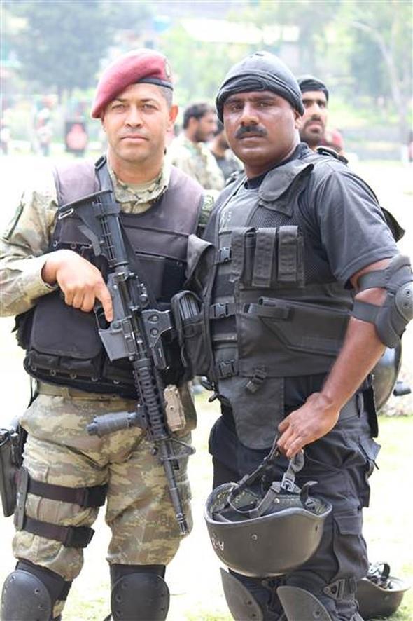 Astsubay mer Halisdemir, KK karargahn ele geirmek isteyen Semih Terzi'yi vurarak darbe giriiminin seyrini deitiren kahraman olarak tarihe geti.