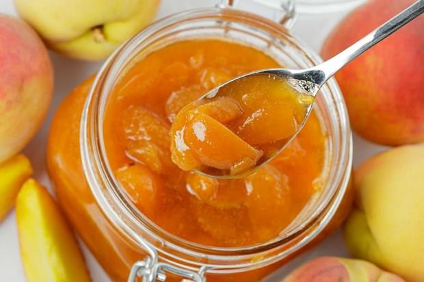 EVDE RE�EL HAZIRLARKEN  <p>  Re�el ve marmelat gibi �r�nler t�ksek �eker ve d���k su i�eri�inden dolay� g�venli olarak kabul edilen �r�nlerdir. Bu �r�nlerin su miktar� d���k oldu�u i�in genelde k�fler taraf�ndan bozulmaya maruz kal�rlar.