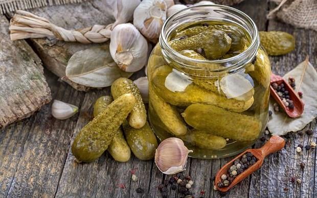 EVDE TUR�U HAZIRLARKEN  <p>Tur�u yap�lacak sebzeleri se�erken sert, taze, kabuklar�n�n parlak g�r�n�ml� ve zedelenmemi� olmas�na dikkat edilmelidir.  Salamuradaki tuz oran�n�n da �ok iyi ayarlanmas� gerekir. Aksi halde, istenmeyen zararl� mikroorganizmalar�n �remesine ve �r�n�n bozulmas�na neden olur. Ayr�ca salamuran�n seviyesi �r�nleri �rtecek miktarda olmal� ve t�ketilene kadar bu �ekilde saklanmal�d�r.