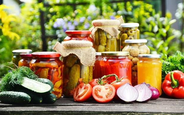 GIDALARI BUZLUKTA MUHAFAZA EDERKEN  <p>�ncelikle dondurulacak meyve ve sebzelerde kaliteli �r�nlerin se�ilmesi, ay�klanmas� ve y�kanmas� b�y�k �nem ta��maktad�r. Bu i�lemleri takiben �r�n �i� veya �n pi�irme uygulanm�� veya pi�mi� olarak dondurulabilir. Sebze ve meyvelere uygulanan y�kama ve ha�lama i�lemleri ile mikroorganizma y�k� �nemli d�zeyde azalmaktad�r. Ha�lama ayr�ca ye�il yaprakl� sebzelerde rengin korunmas� a��s�ndan da avantaj sa�lamaktad�r.