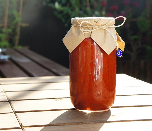 Bu durum daha �ok ev yap�m� bezelye, ye�il fas�lye ve m�s�r gibi d���k asitli g�da konserveleri a��s�ndan risk olu�turmakta ve “Clostridium botulinum” isimli patojen bakteri, insanlarda botulizme neden olabilmektedir. Botulizm vakalar�n�n yar�s�ndan fazlas� �l�mle sonu�lanmaktad�r. Dolay�s�yla, sal�a d���nda ev yap�m� konserve yap�lmas�n� �nermiyoruz.