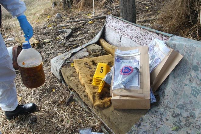 Jandarma ekipleri, emeky&#8217;e yaklak 5 kilometre uzaklkta ormanlk alandaki tarlada bulunan kulbede incelemelerde bulundu.