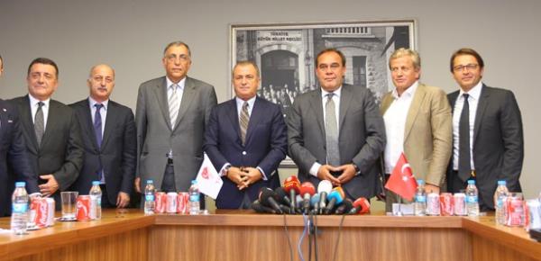 <p><b>22 Austos - Saat 11:00</b></p>  Galatasaray Kulb Bakan nal Aysal ve teknik direktr Fatih Terim, Florya Metin Oktay Tesisleri'nde biraraya gelerek milli takm konusunu grt... 1,5 saat sren kritik grmeden u sonu kt... Galatasaray Kulb, 4 ay boyunca Fatih Terim'in, Galatasaray'n da yannda milli takm altrmasna izin verdi... Alnan bu karar telefon ile TFF Bakan Yldrm Demirren'e iletildi...