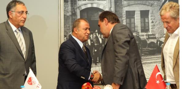 Fatih Terim, TFF'nin para teklifini kabul etmedi. Yani tecrbeli teknik adam milli takm altrmak iin para almayacak. Eer alrsa da hayr kurumlarna balayacak.