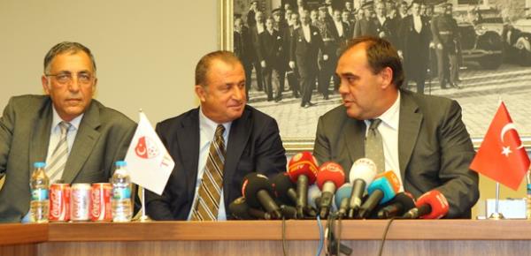 Fatih Terim, TFF'nin para teklifini kabul etmedi. Yani tecrbeli teknik adam milli takm altrmak iin para almayacak. Eer alrsa da hayr kurumlarna balayacak.