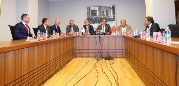 <p><b>22 Austos - Saat 13:00</b></p>  Trkiye Futbol Federasyonu Ynetim Kurulu, Galatasaray'n 4 aylk teklifini grmek zere biraraya geldi...