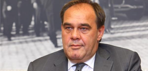 Fatih Terim, TFF'nin para teklifini kabul etmedi. Yani tecrbeli teknik adam milli takm altrmak iin para almayacak. Eer alrsa da hayr kurumlarna balayacak.