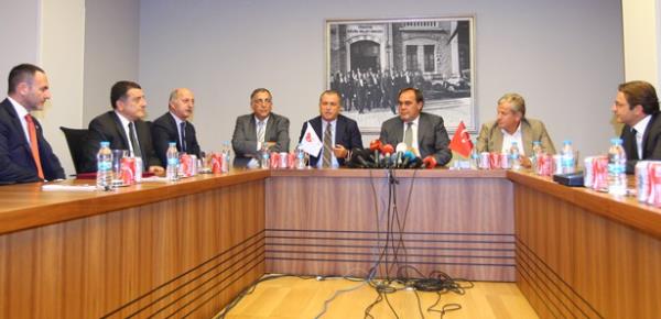 Fatih Terim, TFF'nin para teklifini kabul etmedi. Yani tecrbeli teknik adam milli takm altrmak iin para almayacak. Eer alrsa da hayr kurumlarna balayacak.