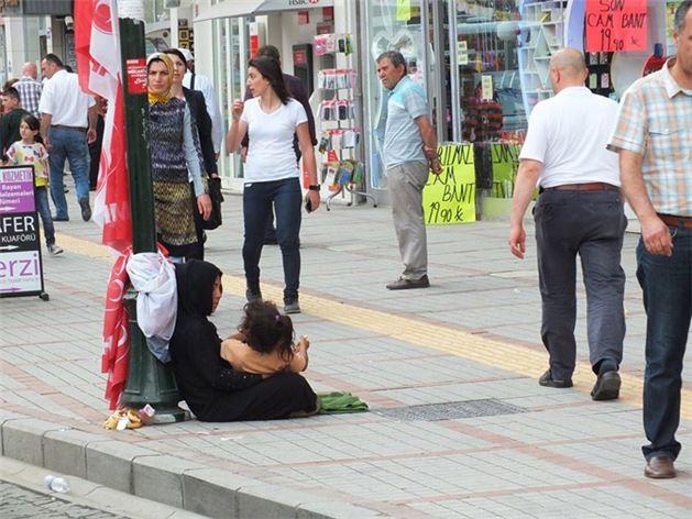 Dilencilerin kucanda uyuyan bebee sakn efkat ile bakmayn. Bu korkun gerei grn! te artk bu yazy okuduunuz iin dilencilerin kucandaki ocuklarn neden srekli uyuduunu biliyorsunuz.