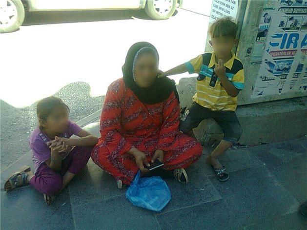 Eer siz de sokaklarda ocuklaryla dilenen kadnlar gryorsanz, para vermeden nce bir kez daha dnn. Para vermediiniz takdirde sektrlemi bu tr kt niyetli iler bir sre sonra bitecektir. Bylece ocuklarn alkol ve herhangi bir ila verilerek kullanlmasna ve smrlmesine de engel olacaksnz.