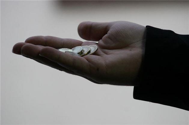 Ertesi gn bir arkadam aradm. Bu arkadam zeytin gibi gzleri ile Romen uyruklu komik bir adamd. Eitiminin sadece  buuk yln tamamlamay baarmt. Eitimini tamamlayamamas, onun pahal ve yabanc arabalarla ehrin sokaklarnda gezinmesini engellemiyordu. Arkadamdan bu iin bariz bir ekilde organize edilmi olduunu renmeyi baardm. Kullanlan ocuklarn alkolik ailelerden "kira"landn veya en basit deyiiyle karldn rendim.