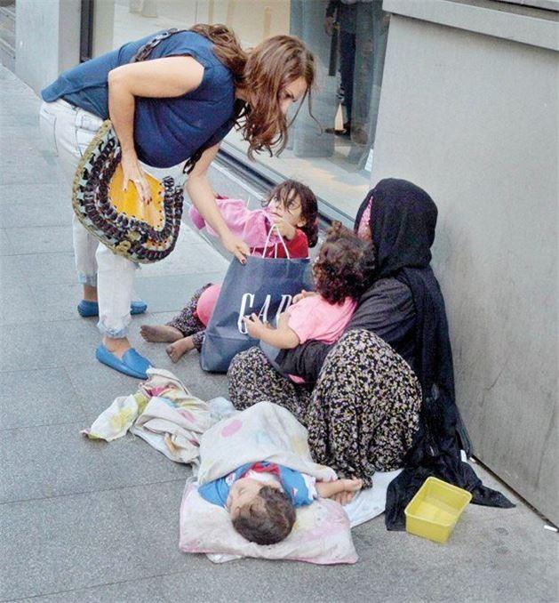 "Ondan ne istiyorsun? Ne kadar zor bir hayat yaadn grmyor musun?" Eh&#8230; Cebinden biraz para ald ve dilencinin antasna att. Dilenci tevazu ve byk bir keder ifadesi belirmi yz ifadesi taknarak teekkr etti. Adam omzumdan elini ekti ve metro istasyonundan dar kt. Bu yalca adamn eve gittiinde, ev halkna metro istasyonunda grd ruhsuz bir adama kar fakir, perian bir kadn nasl savunduunu anlatacandan eminim.