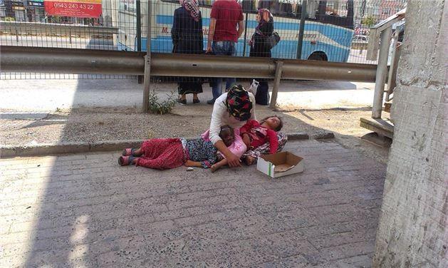 Yoldan geen saysz insan ona para veriyor. Kt bir niyeti olduunu dnmeden, her zaman cebindeki son kuruu ve zerindeki son kyafeti hayrl bir i yaptn dnerek vermeye hazr olan insanlar. Bir ay boyunca bir dilencinin yanndan getim. Bunun ete kontrolnde bir aldatmaca olduunu bildiim iin dilenciye para vermedim. Bir ay sonra dilencinin nnden geerken aniden bir ey fark ettim&#8230;