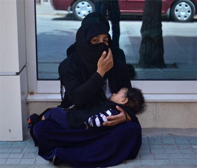 Her zamanki gibi pis bir eofman giydirilmi bebee baktm. Sabahtan akama kadar kirli bir metro istasyonunda bir ocuun bu kadar sakin durmasn garipsedim. Bebek uyuyordu. Alamyordu, hkrmyordu veya barmyordu, sadece ban annesinin dizlerine gmm uyuyordu.