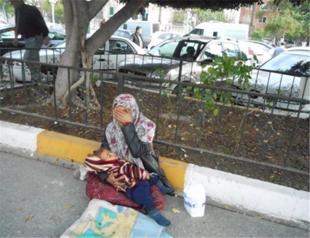 Ertesi gn ayn metro istasyonunda yrrken gazeteci kimliimle konumaya hazrdm. Kadn ayn yerde oturuyordu ve kucanda dnknden farkl bir bebek tutuyordu. Ona bu ocuun belgelerini ve dnk ocuun nerede olduunu sordum. Cevap vermedi. Fakat yanmdan geen insanlar neden ocuklu ve yoksul bir dilenciye bardm sorup aklm kardm imasnda bulundular. Bunun zerine metro istasyonundan bir koruma eliinde zorla karldm. Yapmam gereken tek eyin polisi aramam gerektiini biliyordum ve aradm. Fakat polis geldiinde ortada ne dilenci ne de bebek vard.