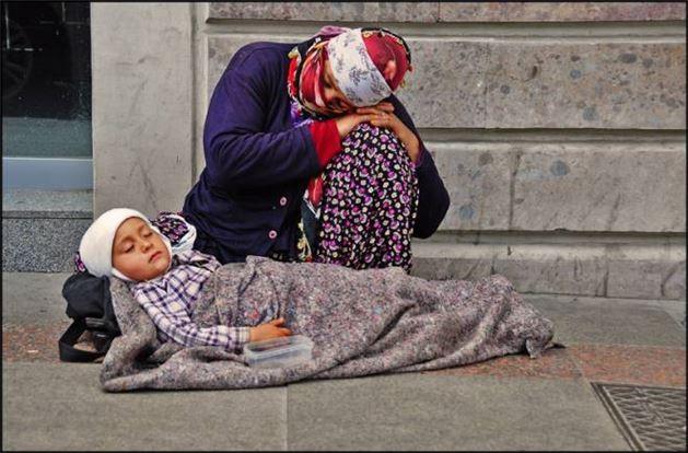 Bebein btn gn uyumas iin bu kiiler tarafndan ona alkol ya da uyuturucu verildiini de aknlkla dinledim. Tabii ki, ocuklarn vcutlarnn byle bir ok ile ba etmesi mmkn deildir, bu yzden ocuklar genellikle lr. En korkun ey ise &#8211; bazen bu ocuklar "i gn" ierisinde lr. Ve szde annenin akama kadar kucanda l bir ocuu tutmas gerekir. Bu bir kuraldr. Yoldan geenler torbaya biraz para atar ve bunun ahlaki ve doru bir ey olduuna inanr, bunun "yalnz" bir anneye yardm etmek olduunu dnr. Ama deildir.