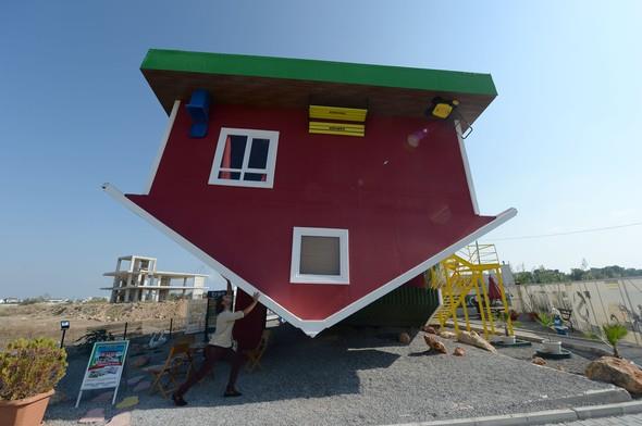 Ters evin iletmecisi Kaan Karahan, AA muhabirine yapt aklamada, evin Trkiye'de ilk, dnyada da 13'nc ters ev olduunu ifade etti. Evi "Antalya'da her ey var ama ters ev yok" dncesiyle yaptklarn anlatan Karahan, "Evdeki 25 derecelik a ilk girite ziyaretilerimizde ba dnmesi yapyor.