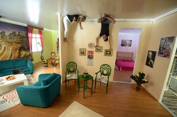 Antalya'da bir grup giriimci tarafndan yaptrlan ve dnyadaki 13'nc rnei olduu belirtilen ters evi, 2016 ylnn ocak ayndan itibaren yaklak 30 bin turist ziyaret etti.<br>  Antalya'nn Muratpaa ilesinde yapm 2 yl sren ters ev, d grnts ve ierisindeki eyalaryla byk ilgi ekiyor. Yaklak 85 metrekare alana sahip, normal bir evin iki kat maliyetle yaplan evde, giri kapsndan mutfak mobilyalarna, beyaz eyalardan tuvalet ve banyo dolaplarna, yatak odasndan oturma gruplarna kadar her ey taban yerine tavanda duruyor.