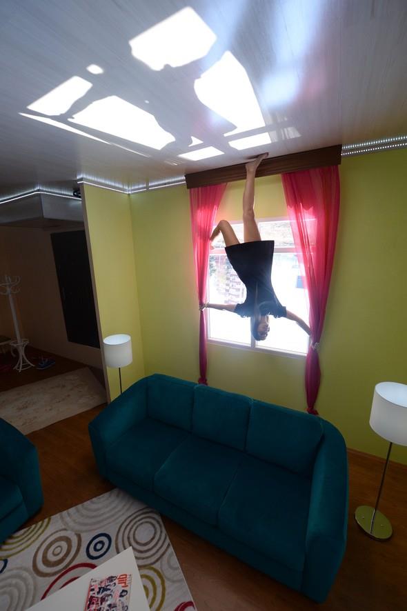 Ziyaretiler ektikleri fotoraf 180 derece evirdikleri zaman sanki kendileri tavanda asl eyalar da tabanda gibi grnyor" ifadelerini kulland. Evin aksiyon fotoraflna hizmet ettiini belirten Karahan, "Aksiyon fotoraflnda r am bir proje. Evdeki btn mobilyalar gerek arlnda ama taban yerine tavan ksmnda yer alyor. zellikle gelin ve damatlar, en gzel anlarn lmszletirmek iin ters evi tercih ediyor. Antalyallar bu evi benimsedi. Kente gelen turistler de buray ziyaret etmek istiyor" diye konutu.