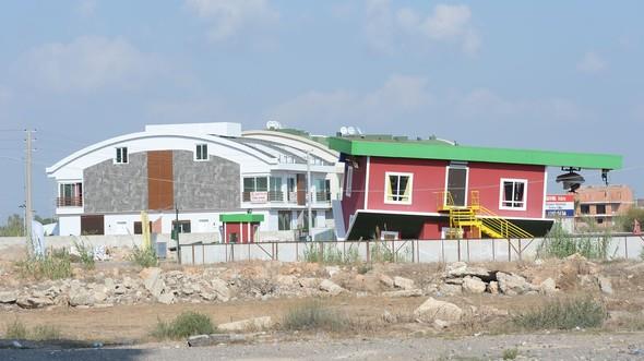 Turizmde yaanan skntlar nedeniyle kendilerinin de tedirgin olduunu anlatan Karahan, "Ters ev farkl bir proje olduu iin turizmin kt gidiatndan etkilenmedik. Beklediimizden fazla turist arladk. 30 bine yakn turisti misafir ettik. 2017 ylnda daha iyi olacamz dnyorum. Antalya iin de nmzdeki sezon daha gzel bir yl olacaktr. 2017 ylnda yaklak 60 bin ziyareti bekliyoruz" dedi.