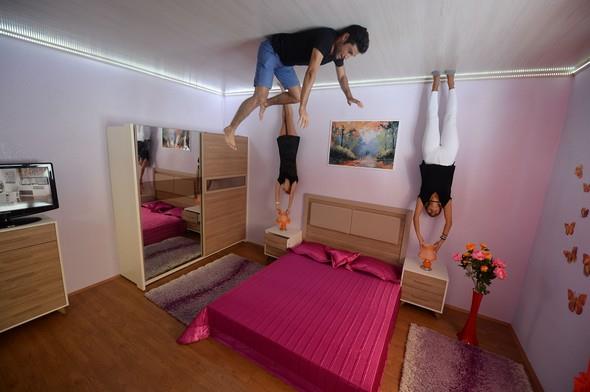 Karahan, ters ev projesinin ikincisini zmir'e ardndan da dier bykehirlere amak istediklerini bildirdi. stanbul'dan Antalya'ya tatile gelen Merve Aslan ise eve girdiinde bann dndn ve "Bu evde bir terslik var" dediini belirtti. Ters evin Antalya'da olmasnn turistler asndan ans olduunu anlatan Aslan, evdeki btn eyalarn ters olmasnn ilgi ekici olduunu syledi.