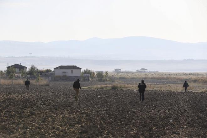 Ankara'da, Haymana yolu civarnda bombal arala eylem hazrlndaki iki terrist, dzenlenen operasyonda polisin "teslim ol" ars zerine kendilerini patlatt. Terristler l ele geirildi. Bir nc kiinin de kat ihtimali zerinde duruluyor.
