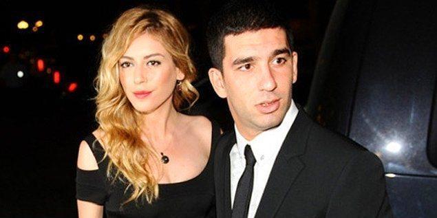 Sinem Kobal - Arda Turan  <br>  Basn uzun sre megul eden ift, srekli kameralar nnde mutlu pozlar veriyordu. Nianlandktan sonra ilikilerini evlilie gtremeyen ve ayrlan Kobal ile Turan, son dnemde yine magazin gndeminin st sralarnda. Birbirleri hakknda yaptklar sert aklamalarla gndeme gelen ift, en son Kobal'n Turan'a ''sus!'' demesiyle son bulmu gzkyor.