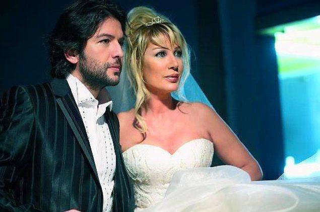 Seda Sayan - Nihat Doan<br>    likilerine, bir program sonras Seda Sayan'n Nihat Doan' kahveye armasyla balayan ift ksa srede medyann gz bebei olmutu. likilerini kameralarn nnde yaayan ift, birok programa da birlikte km, her frsatta birbirlerine methiyeler dzmt. likileri birden biten ift, birok kez barp ayrlmt. En sonunda nianlanan ift evliliin ucundan dnp ayrlk karar almt.