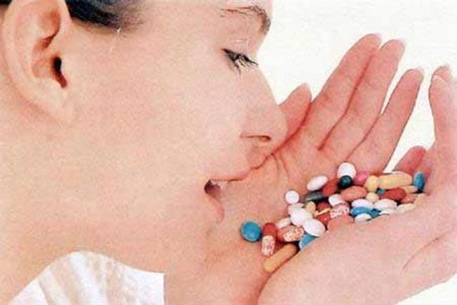 Tedavide sk yaplan hatalar<br>    Halk arasnda antibiyotiklerin gribal enfeksiyon zerinde etkili olduu ynnde yanl bir inan var. Ancak antibiyotikler bakteriler zerinde etkili olduklar iin grip tedavisinde hibir yarar salamazlar. stelik zararl etkilere de sahip olabilirler. Solunum sistemimiz, bnyesinde yararl bakterileri de barndryor. Geliigzel kullanlan antibiyotikler ise zararl mikroplar vcudumuzdan atmakla grevli olan bu bakterileri yok edebiliyor. Bunun sonucunda virsler vcudumuza kolaylkla girebiliyor ve eitli hastalklara neden olabiliyor. Dolaysyla, antibiyotikler hibir zaman hekim nerisi olmadan alnmamal